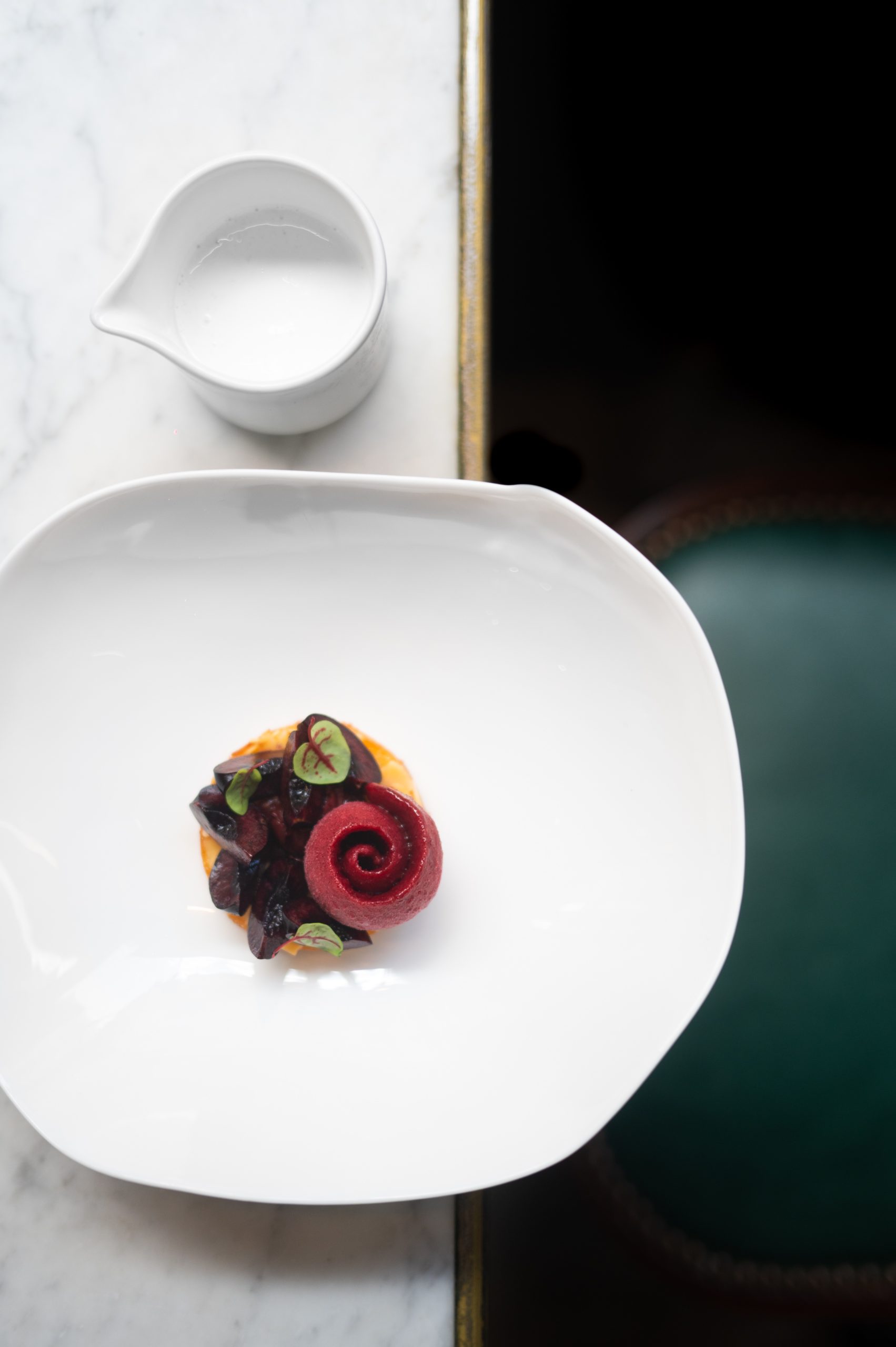 Cerise en pickles, biscuit clafoutis, sorbet griotte et sauce lactée au wasabi©Jordan Sapally (1)